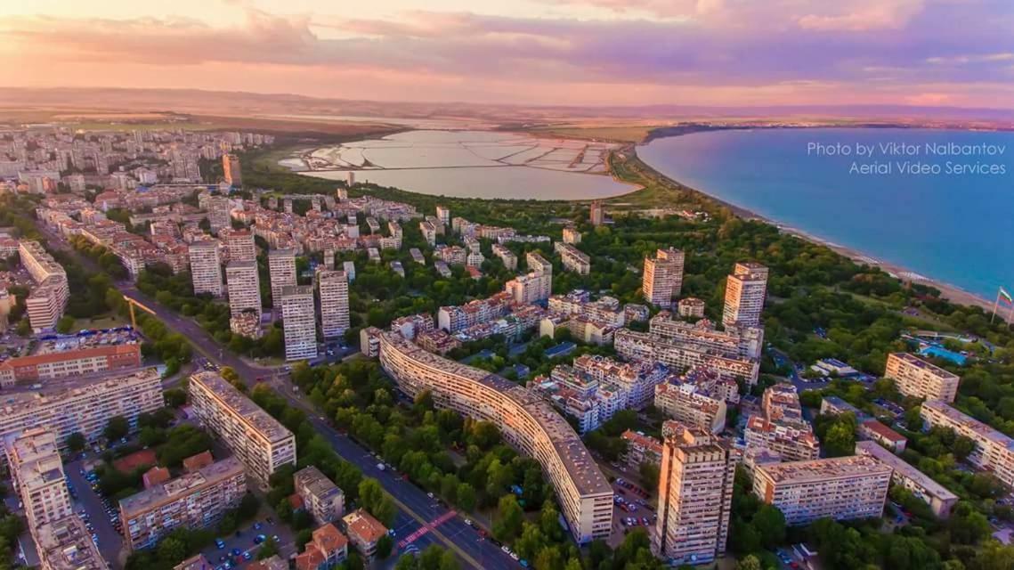 Reni'S Apartment-With Private Parking In Center Burgas Exterior photo